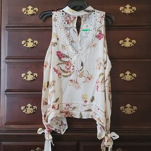 Wonderly Flowered Top